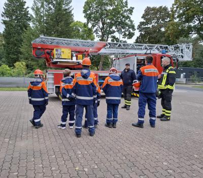 Die DLK aus Beelitz zu Besuch und die tragbaren Leitern